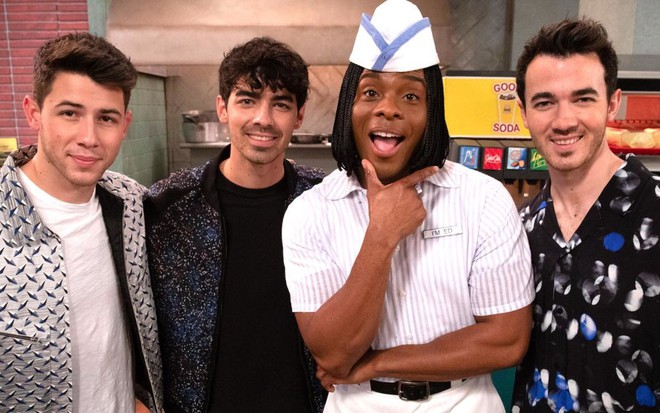 Nick Jonas, Joe Jonas, Kel Mitchell e Kevin Jonas no episódio de estreia da nova versão do Tudo em Cima