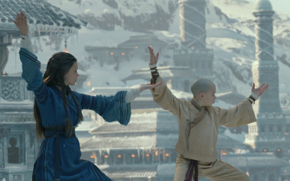 Nicola Peltz como Katara e Noah Ringer como Aang em cena de O Último Mestre do Ar