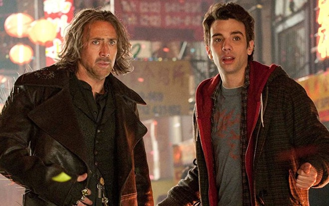 Os atores Nicolas Cage e Jay Baruchel com expressão de susto em O Aprendiz de Feiticeiro