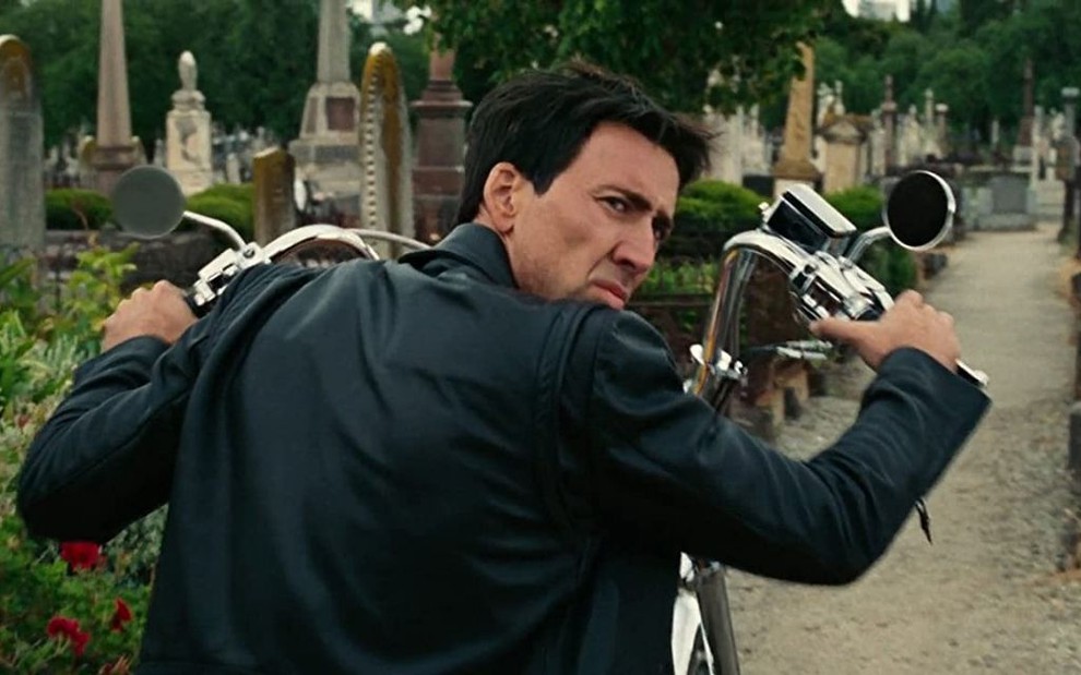 Nicolas Cage pilota sua moto em cena de Motoqueiro Fantasma (2007)