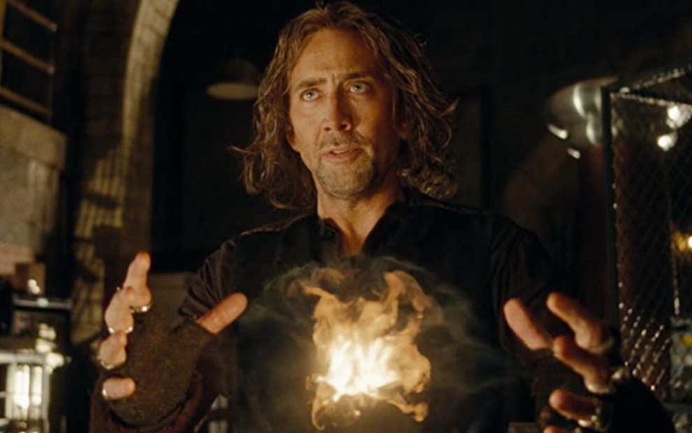 O ator Nicolas Cage faz uma mágica com as mãos e "cria" uma luz brilhante em cena de O Aprendiz de Feiticeiro (2010)