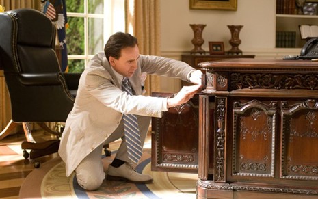 Nicolas Cage mexe em gaveta no salão oval da Casa Branca em A Lenda do Tesouro Perdido: Livro dos Segredos