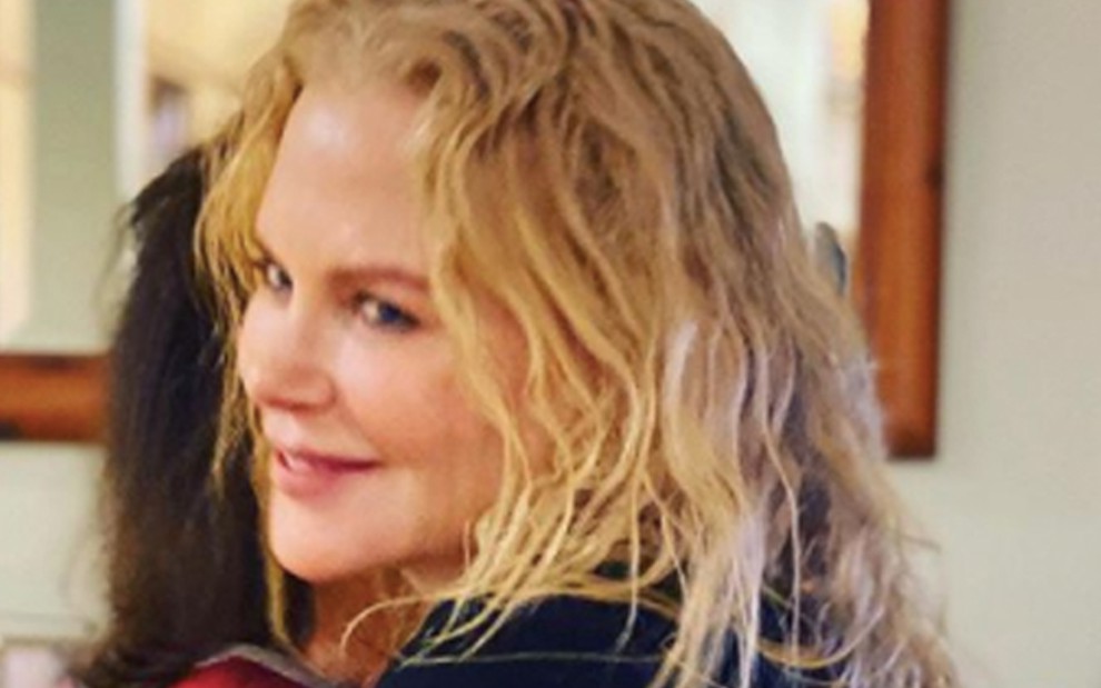 A atriz Nicole Kidman à direita abraça a mãe Janelle, cujo rosto não aparece, em foto de seu Instagram