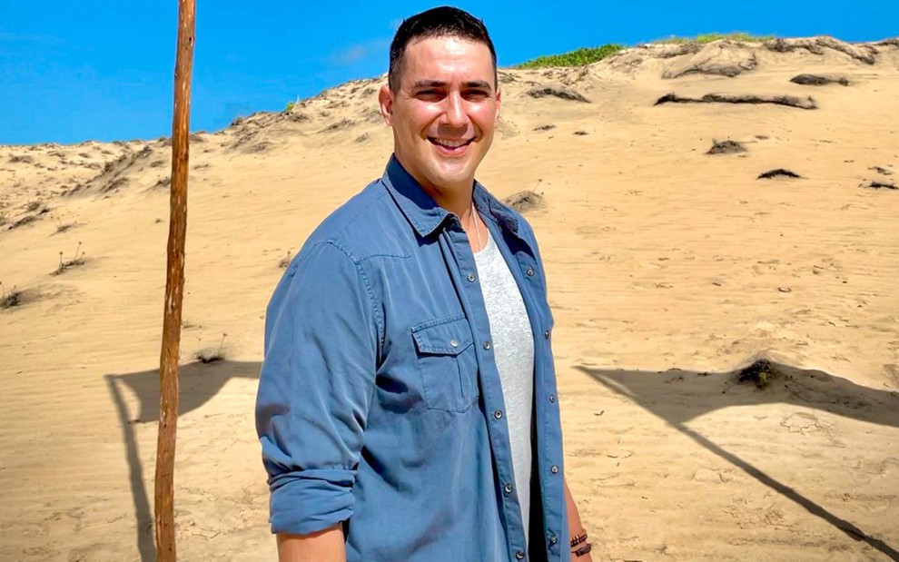 André Marques sorri em meio a dunas de praia no litoral do Ceará, durante gravação do No Limite 5
