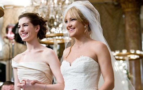 Anne Hathaway e Kate Hudson vestidas de noiva em cena do filme Noivas em Guerra (2009)