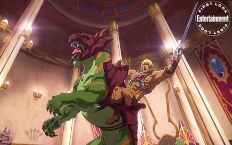He-Man monta Gato Guerreiro segurando a espada com a mão esquerda em um salão e gritando