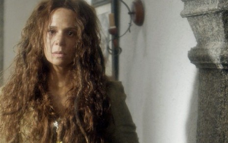 A atriz Vanessa Gerbelli com olhar vago em cena como a personagem Amália da novela Novo Mundo