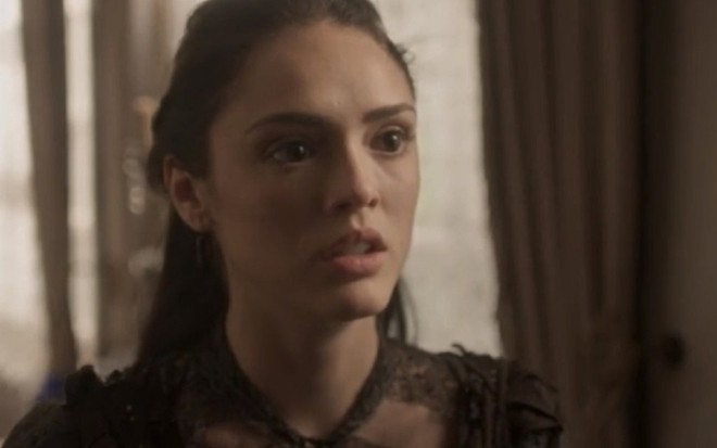 A atriz Isabelle Drummond com expressão de indignação em cena como s personagem Anna em Novo Mundo