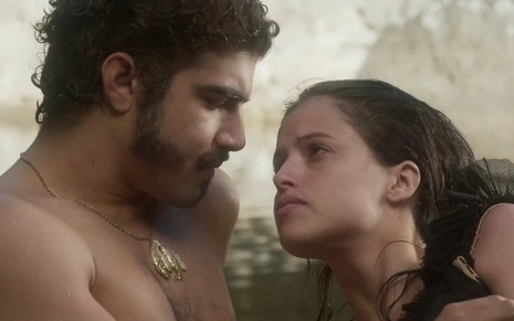 Dom Pedro (Caio Castro) e Domitila (Agatha Moreira) se olham apaixonados em cena de Novo Mundo