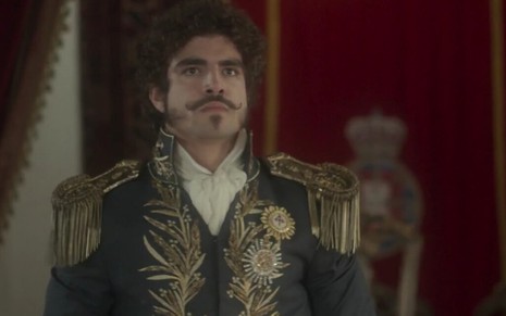 Personagem interpretado por Caio Castro em Novo Mundo, dom Pedro demonstra olhar assustado em cena da novela
