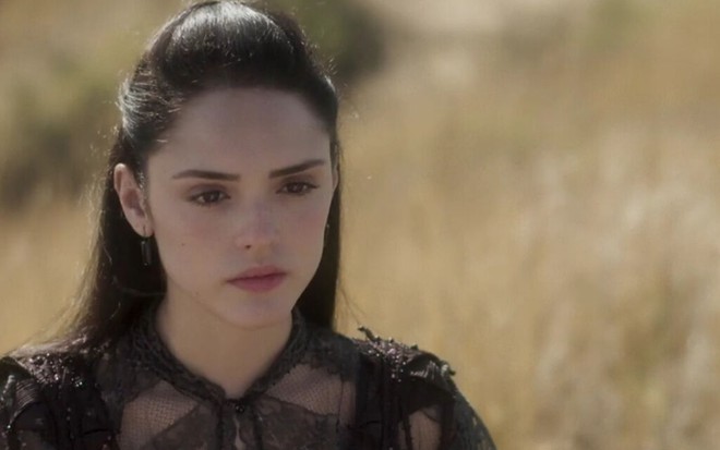 Vestida de preto, Anna (Isabelle Drummond) demonstra tristeza em cena de Novo Mundo