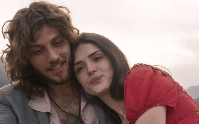 Anna (Isabelle Drummond) encostada no ombro de Joaquim (Chay Suede) no último capítulo de Novo Mundo