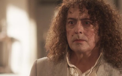 O ator Roberto Cordovani com expressão preocupada em cena como o vilão Sebastião de Novo Mundo