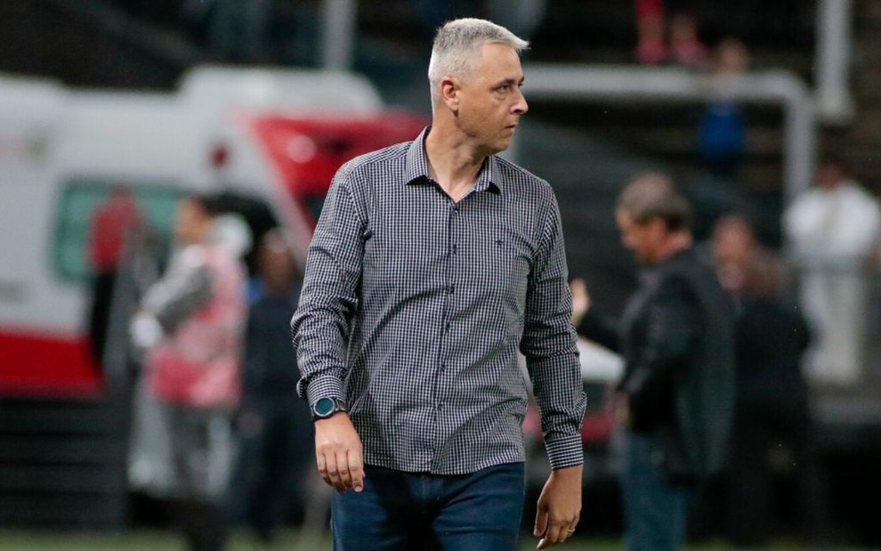 O técnico Tiago Nunes comanda o Corinthians em jogo do Paulistão, na Arena Corinthians