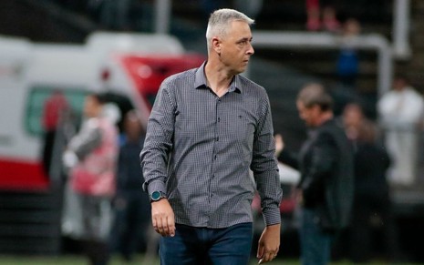 O técnico Tiago Nunes comanda o Corinthians em jogo do Paulistão, na Arena Corinthians