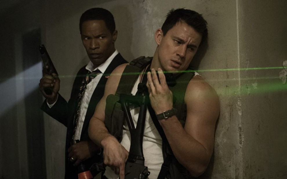 Jamie Foxx e Channing Tatum se protegem em cena de O Ataque (2013)