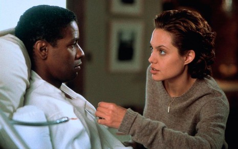 Denzel Washington e Angelina Jolie conversam em cena do filme O Colecionador de Ossos