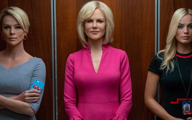 Charlize Theron de braços cruzados, Nicole Kidman vestida de rosa e Margot Robbie de preto no filme O Escândalo