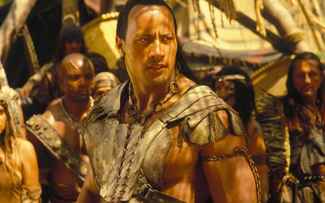 Dwayne "The Rock" Johnson como Mathayus em cena do filme O Escorpião Rei