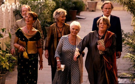 Os aposentados do elenco de O Exótico Hotel Marigold (2012) caminham pelas ruas da Índia