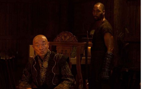Cary-Hiroyuki Tagawa e TZA em cena de O Homem com Punhos de Ferro 2