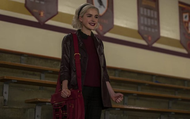 Kiernan Shipka em cena de O Mundo Sombrio de Sabrina, da Netflix
