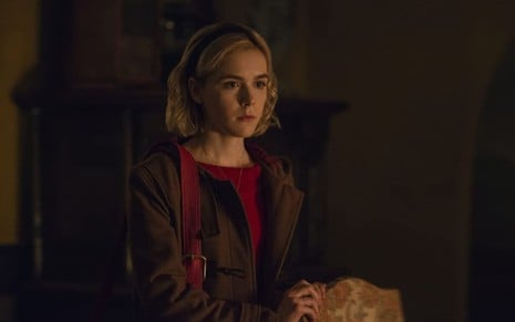 A atriz Kiernan Shipka em cena de O Mundo Sombrio de Sabrina, da Netflix