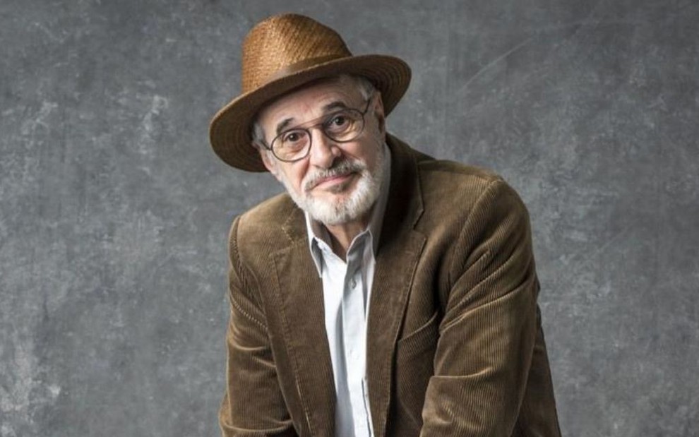 Imagem de Marcos Caruso com chapéu e óculos na novela O Sétimo Guardião