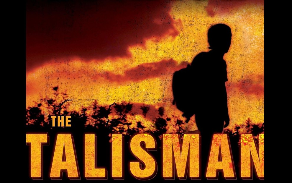 Silhueta de garoto, em cor preta, à frente de mata e de céu vermelho em ilustração de capa do livro The Talisman