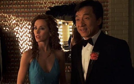 Jennifer Love Hewitt e Jackie Chan em cena de O Terno de 2 Bilhões de Dólares
