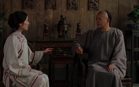 Michelle Yeoh e Chow Yun-Fat conversam em cena de O Tigre e o Dragão (2000)