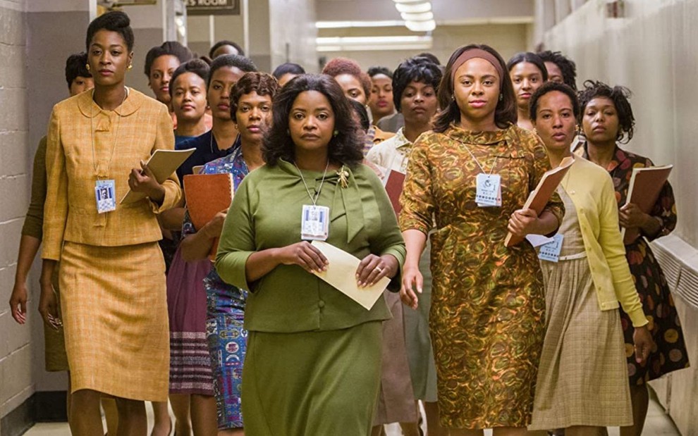 Octavia Spencer caminha na frente de um grupo de mulheres negras em cena de Estrelas Além do Tempo (2017)