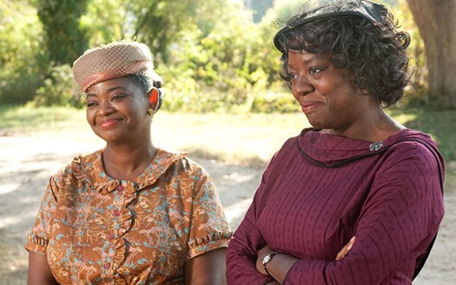 Octavia Spencer e Viola Davis sorriem em cena do filme Histórias Cruzadas (2011)