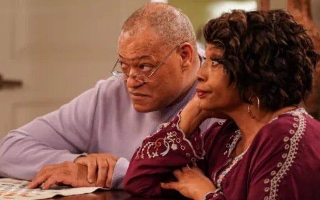 Laurence Fishburne e Jenifer Lewis em cena de Blackish