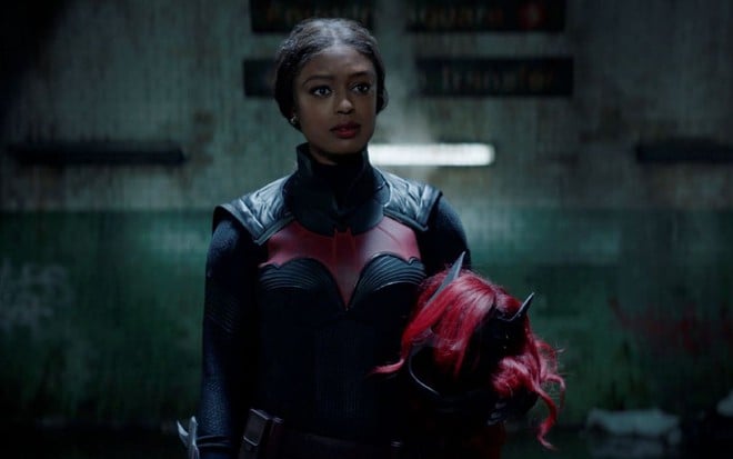 Javicia Leslie segura o capuz da Batwoman na estreia da segunda temporada da série