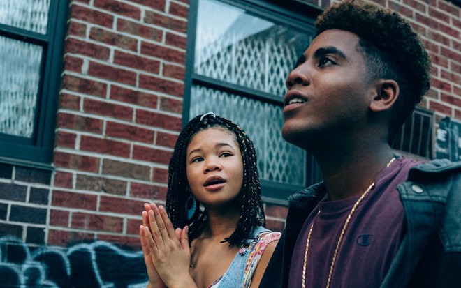Storm Reid e Jharrel Jerome em cena da minissérie Olhos Que Condenam, vencedora no Gotham Awards