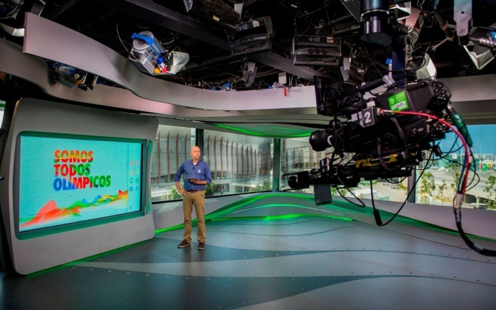 Alex Escobar apresentando notícias dos Jogos Olímpicos do Rio no estúdio da Globo em 2016