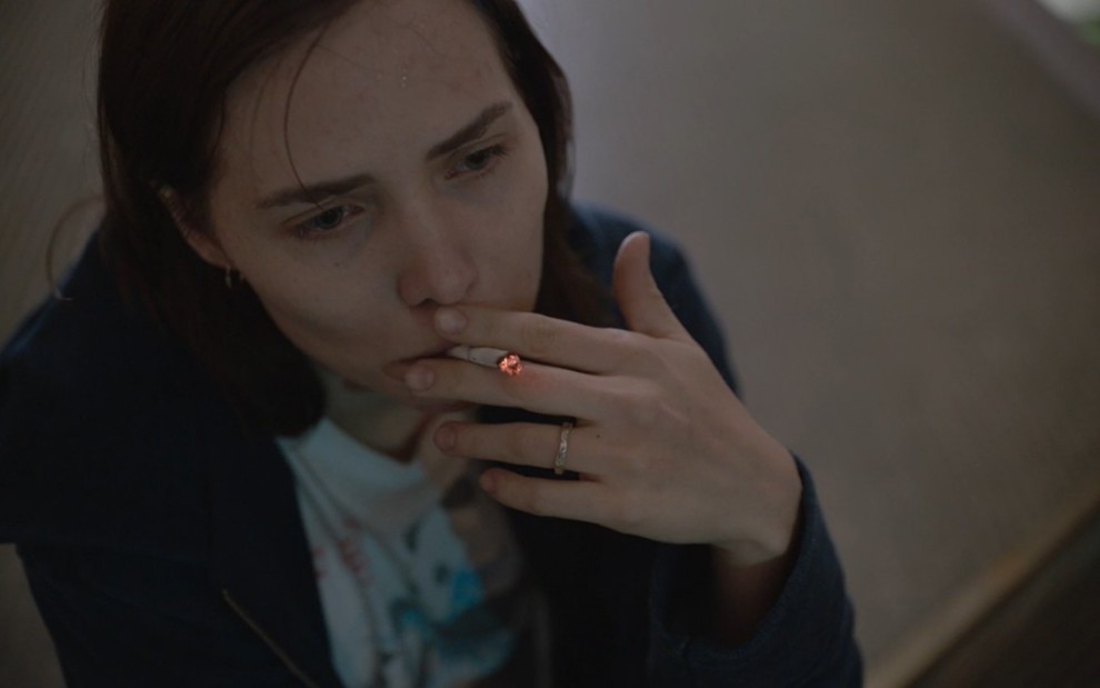 Leticia Colin fumando um cigarro