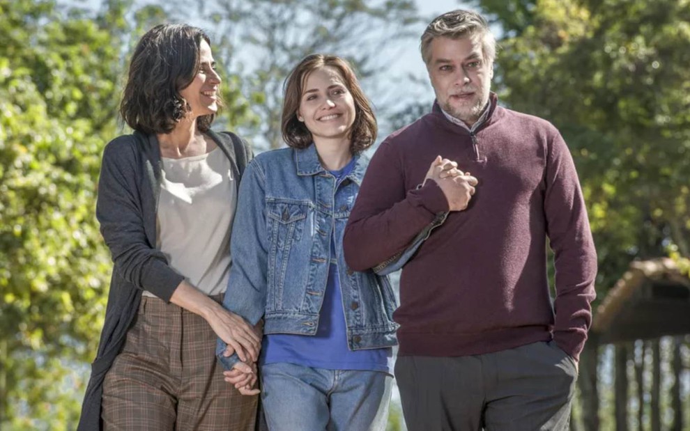 Os atores Mariana Lima, Leticia Colin e Fabio Assunção de mãos dadas, lado a lado, em cena externa de Onde Está Meu Coração