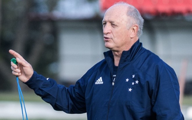 Sem bigode, o técnico Luiz Felipe Scolari, o Felipão, comanda treino do Cruzeiro