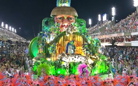 Imagem da transmissão da Globo no Carnaval 2019, durante o desfile da Mangueira na Marquês de Sapucaí