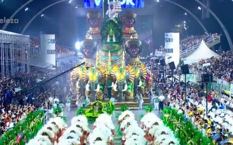 Imagem da transmissão da Globo no Carnaval 2019, durante o desfile da Mancha Verde