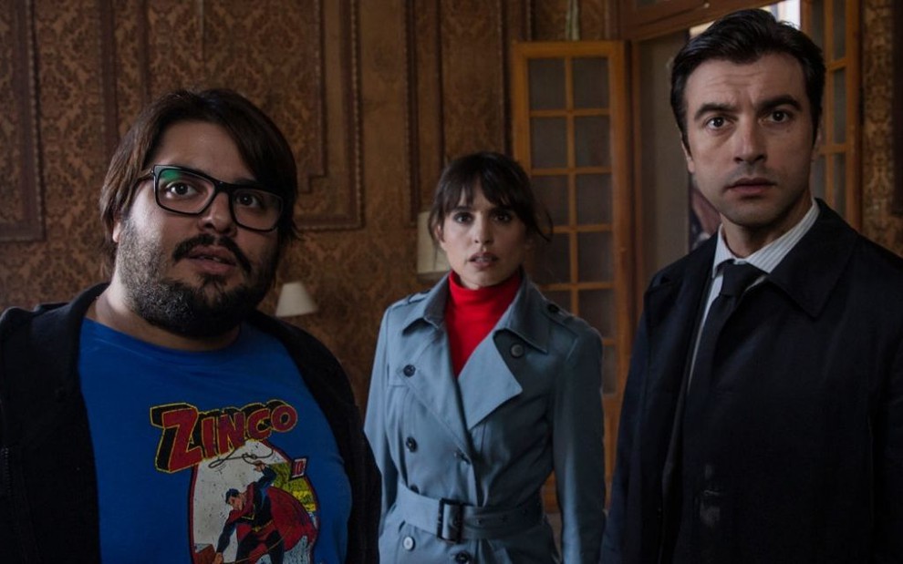 Brays Efe, Verónica Echegui e Javier Rey em cena de Origens Secretas (2020), filme da Netflix