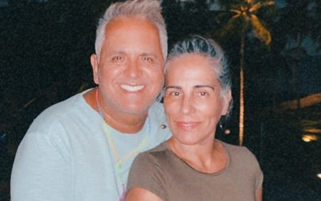 Orlando Morais e Gloria Pires abraçados em foto publicada no Instagram