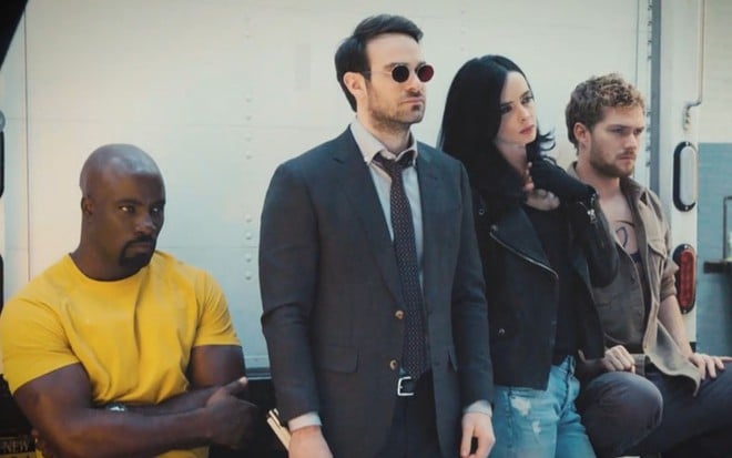 Os personagens Luke Cage, Demolidor, Jessica Jones e Punho de Ferro em Os Defensores da Netflix