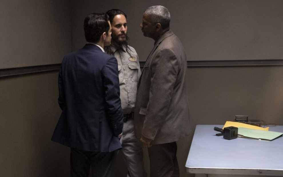 Rami Malek e Denzel Washington cercam e interrogam Jared Leto em cena do filme Os Pequenos Vestígios