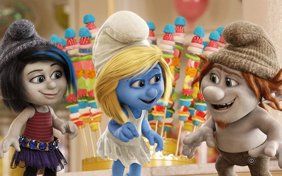 Smurfete aparece ao lado dos dois "Danadinhos" criados por Gargamel, Vexy e Hackus, em frente a vários doces em cena de Os Smurfs 2 (2013)