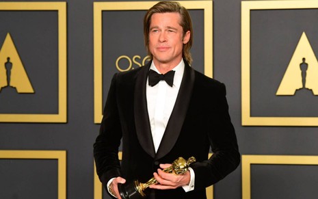 Brad Pitt exibe sua estatueta do Oscar na cerimônia de 2020