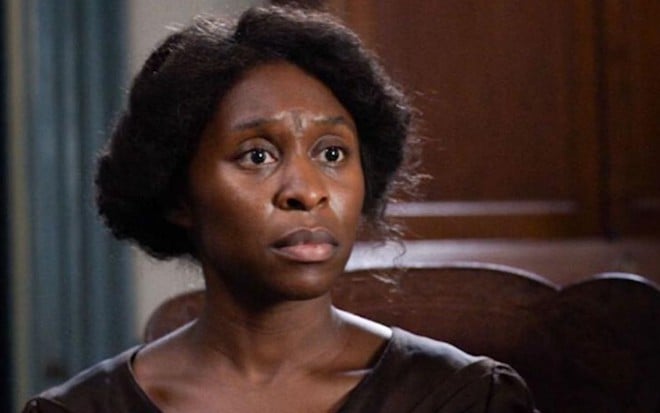 A atriz Cynthia Erivo sozinha em cena do filme Harriet; ela concorre ao Oscar 2020