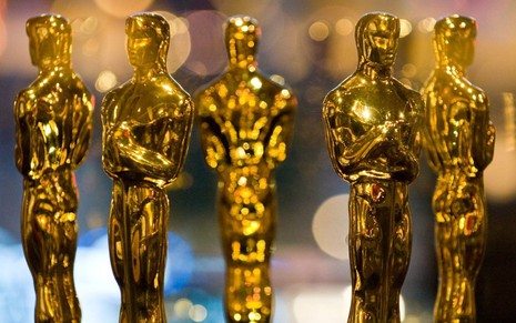 Foto com as famosas estatuetas do Oscar